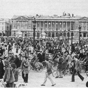 Vélorution place de la Concorde à Paris en 1972.