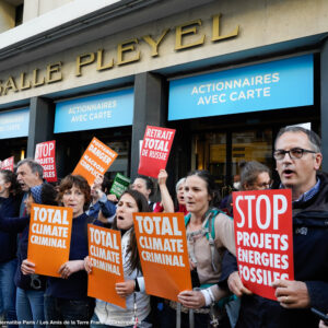 Blocage de l'AG de Total le 25 mai 2022 à la salle Pleyel. © Denis Meyer - ANV COP21 - Alternatiba Paris - Les Amis de la Terre France - Greenpeace