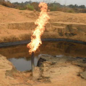 Pollution de l’air résultant du torchage du gaz à ras du sol (2013). Zone d’exploitation de Muanda . Source : rapport sénatorial RDC.