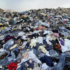Décharge de vêtements dans le désert d'Atacama au Chili
