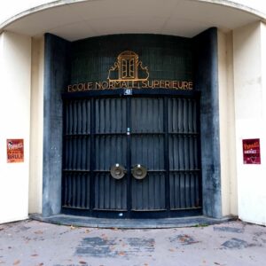 Collage à Paris | Crédit : Robin Jehl