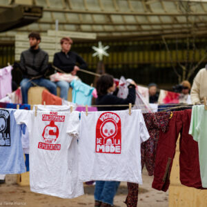 Performance artistique le 23 novembre 2023 aux Halles à Paris, pour dénoncer les impacts de l'industrie de la mode. Crédit : Benoît Derouet