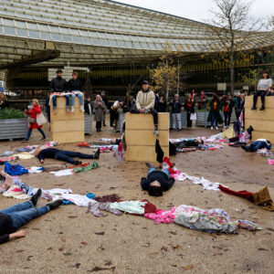 Performance artistique le 23 novembre 2023 aux Halles à Paris, pour dénoncer les impacts de l'industrie de la mode. Crédit : Benoît Derouet