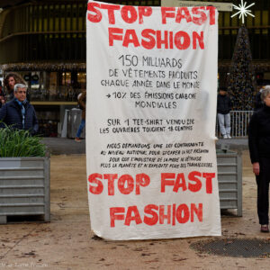 Performance artistique le 23 novembre 2023 aux Halles à Paris, pour dénoncer les impacts de l'industrie de la mode. Crédit : Benoît Derouet