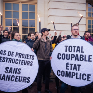 Action Greenpeace France, Les Amis de la Terre France et Alternatiba Paris dans le parc du Château de Versailles à l'occasion des 100 ans de Total le 26 mars 2024. Crédit : Mathilde Betis