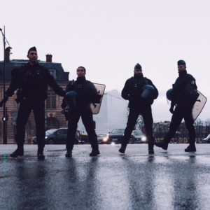 Action Greenpeace France, Les Amis de la Terre France et Alternatiba Paris dans le parc du Château de Versailles à l'occasion des 100 ans de Total le 26 mars 2024. Crédit : Rémy El Sibaie