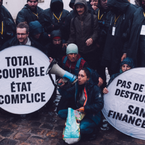 Action Greenpeace France, Les Amis de la Terre France et Alternatiba Paris dans le parc du Château de Versailles à l'occasion des 100 ans de Total le 26 mars 2024. Crédit : Rémy El Sibaie