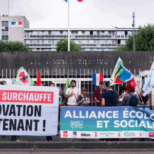 Les organisations de l’Alliance écologique et sociale rassemblées devant la Direction des services Départementaux de l’Education Nationale de l’Essonne © Rémy El Sibaïe / Greenpeace