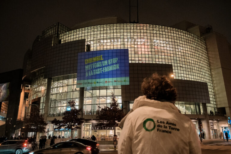 Projections « Stop fast-fashion », Paris, le 27 novembre 2025. crédit : Basile Barjon