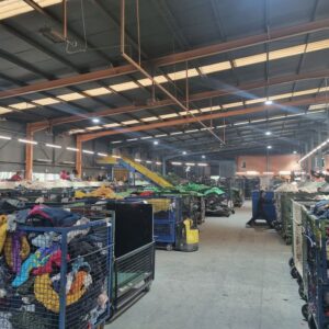 Hangar avec des piles de vêtements