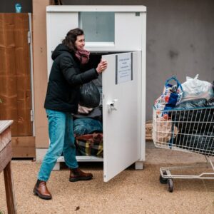 Femme en train de trier des vêtements dans une ressourcerie