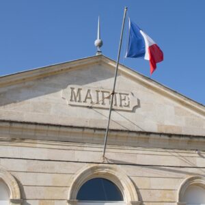 photo d'une mairie avec le drapeau français