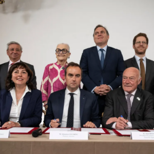Tout sourire avec Sébastien Lecornu le 7 mai 2026