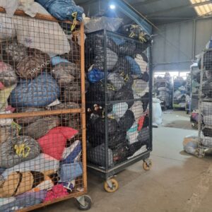 Containers remplis de vêtements dans des sacs poubelles