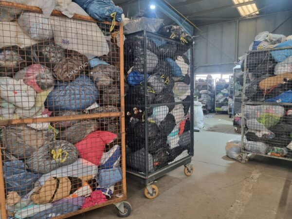 Containers remplis de vêtements dans des sacs poubelles